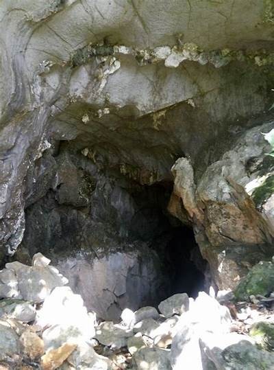 探秘阴石山洞前的神秘景观，带你领略大自然的鬼斧神工！